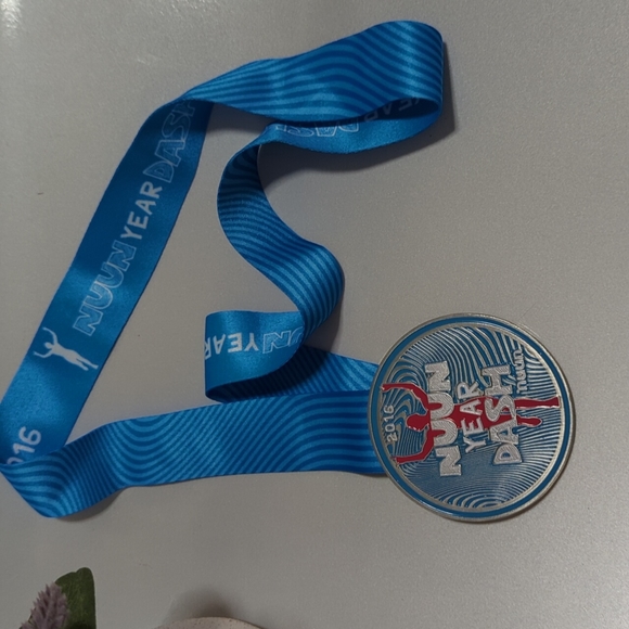 2016 Nuun Year Dash Virtual Race Medal - Picture 1 of 2